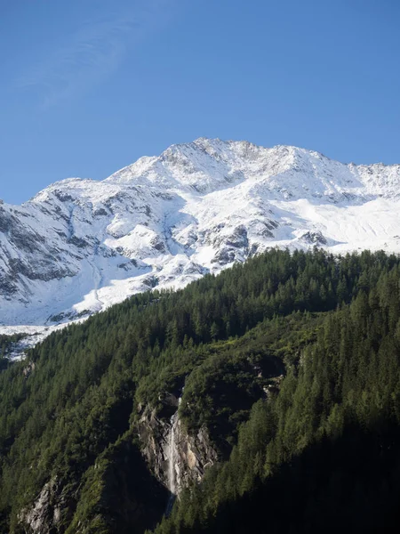 Des sommets enneigés et des murs escarpés dans les Alpes — Photo