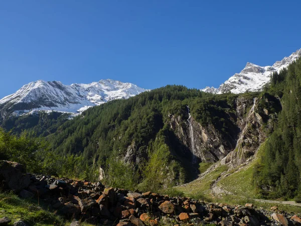 Visa på bergstoppen med snö — Stockfoto