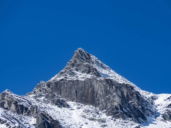 Вершина горы со снегом и ясным голубым небом — стоковое фото