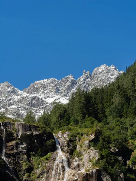 风景秀丽的高山、瀑布和蓝天 — 图库照片