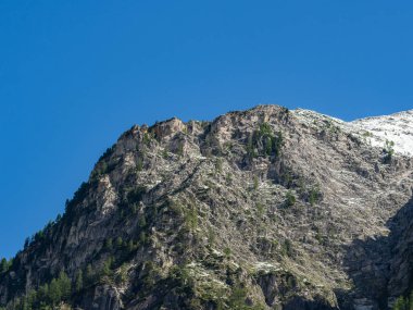 Alpler ve mavi gökyüzünde kaya oluşumu