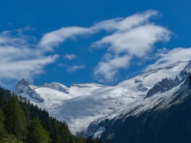 Karlı dağ sırasına bak