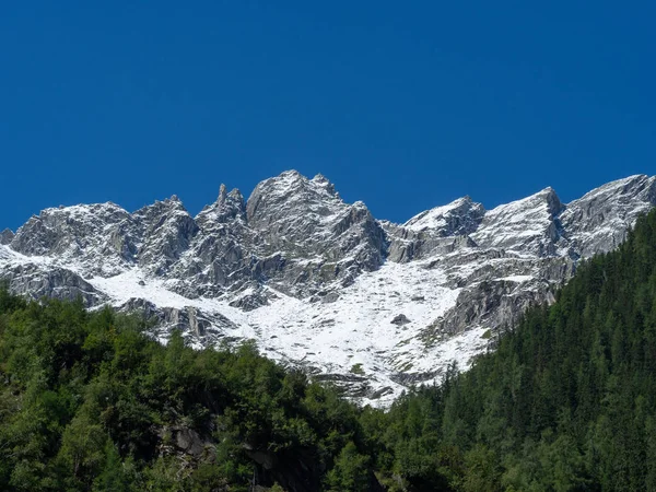 Blick auf die Bergkette und blauer Himmel — Stockfoto