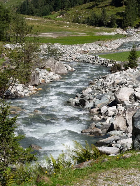 Ruscello di montagna con sponde di pietra nelle Alpi — Foto Stock