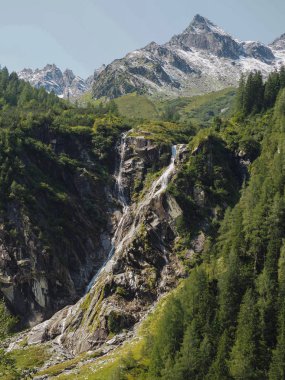 Dağ zirvesi ve çağlayan şelale