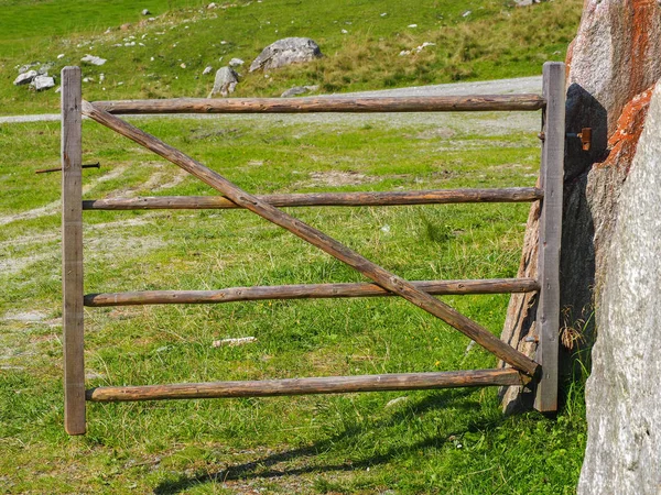 Clôture en bois sur un pâturage — Photo