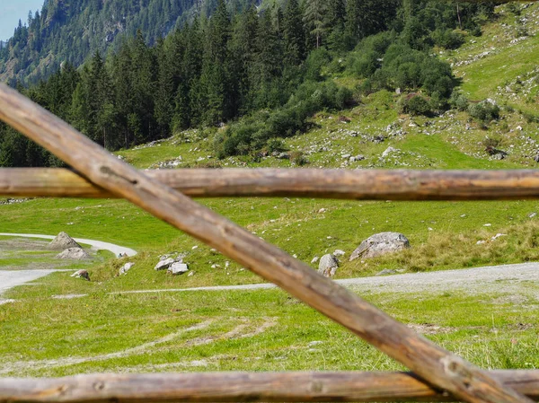 Valla de madera en un pastizal de montaña —  Fotos de Stock