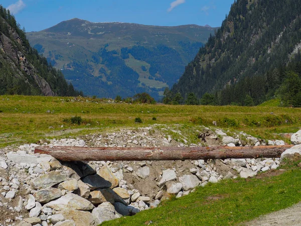 Riverbed y puente de madera en la zona de montaña —  Fotos de Stock