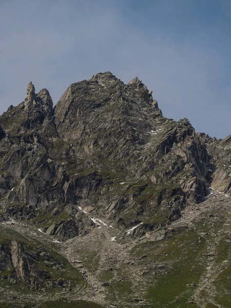 Steep face in mountain area and blue sky — Stock Photo, Image