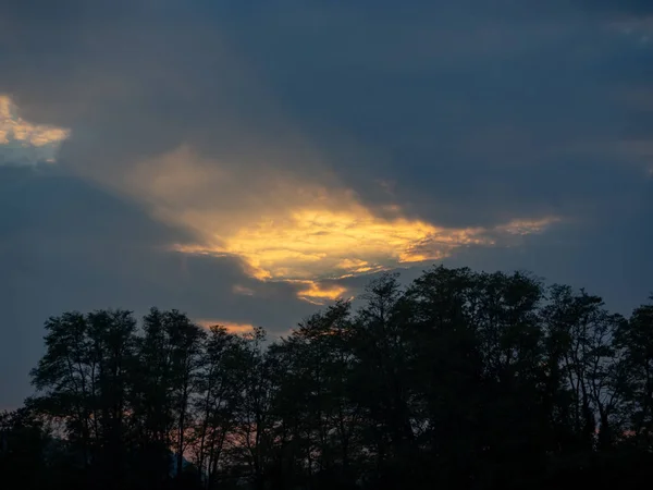 Sonne und Wolken vor Regen — Stockfoto