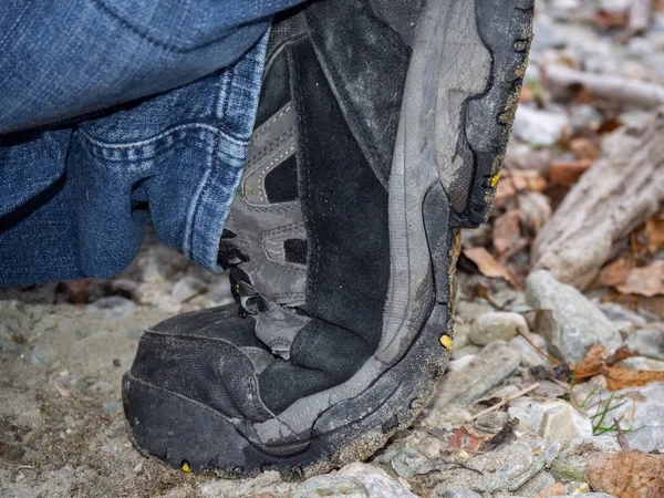 Un zapato de senderismo en suelo arenoso —  Fotos de Stock