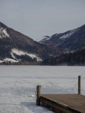 Donmuş gölün içinde belgili tanımlık geçmiş Dağları ile