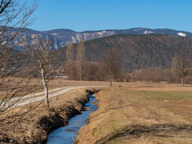 Dere ve dağ sırasıyla manzara