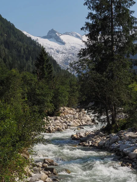Wilder Gebirgsbach und Gebirgskette im Sommer — Stockfoto