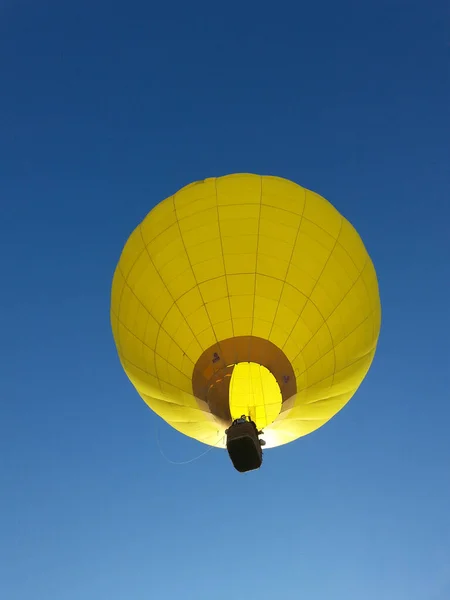 Yellow hot air balloon and clear blue sky — 스톡 사진
