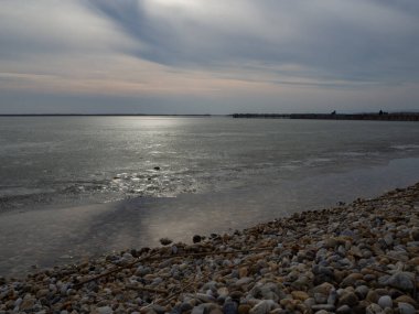 Bulutlu bir günde manzara göl manzarası