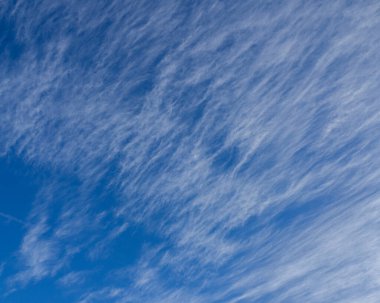 Mavi gökyüzü ve beyaz sirrus bulutları