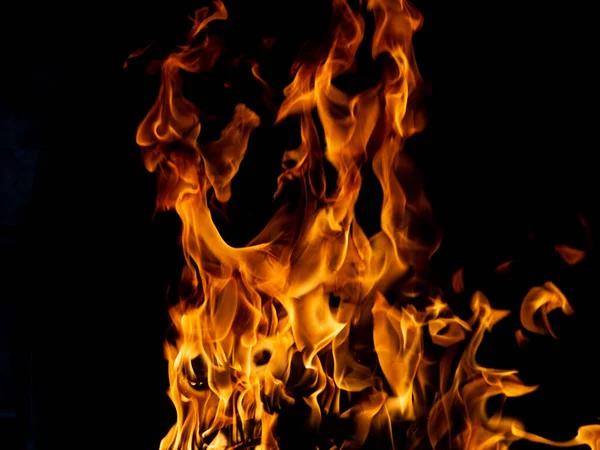 Heißes Feuer Mit Flammen Und Schwarzem Hintergrund Stockfoto