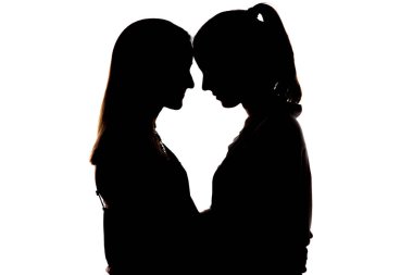 İki kız, kız kardeş ya da arkadaş, şefkat ve şefkat gösteren, gülümseyen, birbirlerinin gözlerine bakan, kalplerinin şekillerini ve siluetlerini yapan; Sevgililer gününü kutlayan; erkek kardeşler günü, sevgililer günü; arkadaşlık, kardeşlik ilişkisi; 