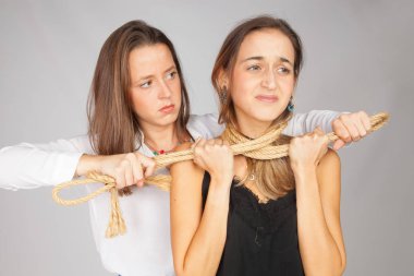 İki kız kavga ediyor, biri tacize uğruyor; fiziksel ya da psikolojik şiddete maruz kalan kadınlar. Bağırma, kavga, sözlü ve fiziksel şiddet. Deli, deli kadın başka bir kadına bağırıyor..