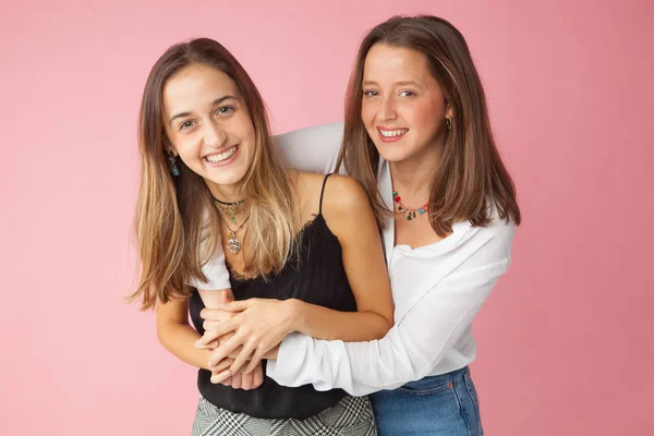 Dos Niñas Hermanas Amigos Mostrando Afecto Afecto Sonriendo Mirándose Los —  Fotos de Stock