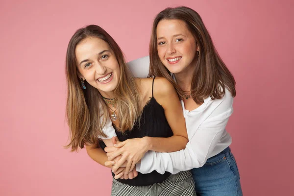 Dos Niñas Hermanas Amigos Mostrando Afecto Afecto Sonriendo Mirándose Los —  Fotos de Stock