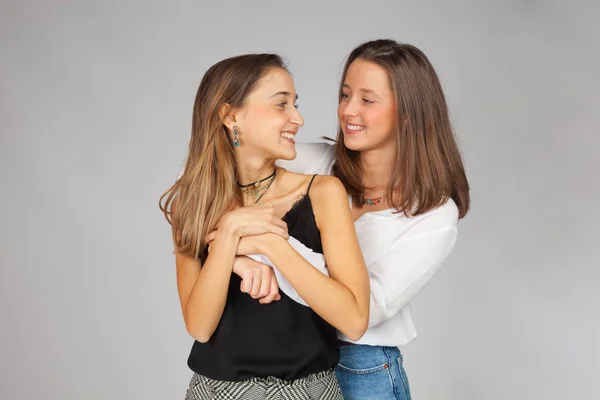 Due Ragazze Sorelle Amici Che Mostrano Affetto Affetto Sorridono Guardano — Foto Stock