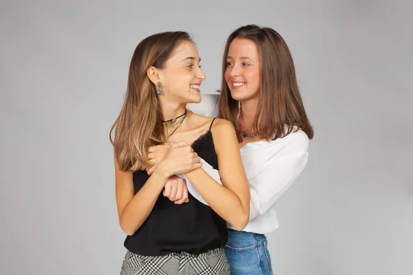 Due Ragazze Sorelle Amici Che Mostrano Affetto Affetto Sorridono Guardano — Foto Stock