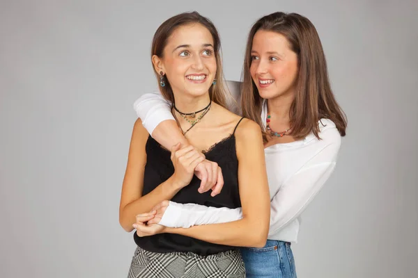 Due Ragazze Sorelle Amici Che Mostrano Affetto Affetto Sorridono Guardano — Foto Stock