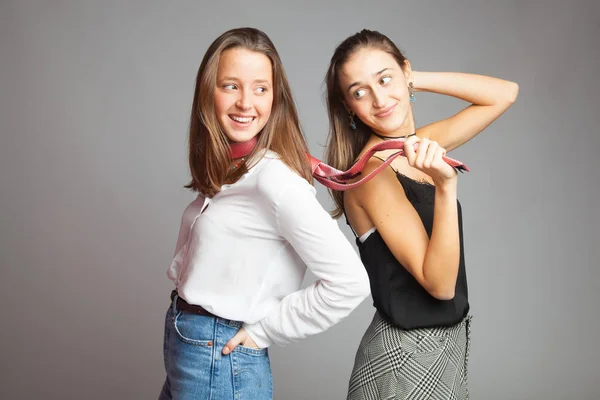 Dwie Dziewczyny Siostry Lub Przyjaciele Okazujące Uczucia Uczucia Uśmiechające Się — Zdjęcie stockowe