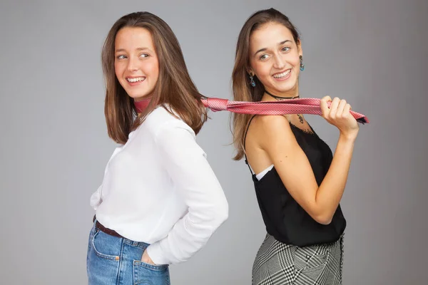 Dvě Dívky Sestry Nebo Přátelé Projevující Náklonnost Náklonnost Usmívající Dívající — Stock fotografie