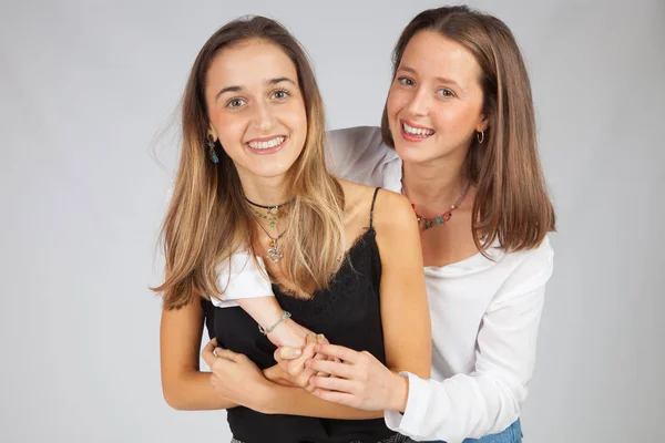 Dos Niñas Hermanas Amigos Mostrando Afecto Afecto Sonriendo Mirándose Los —  Fotos de Stock