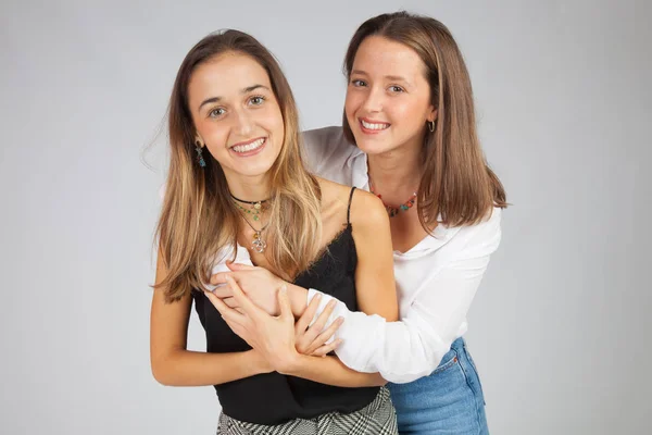 Dos Niñas Hermanas Amigos Mostrando Afecto Afecto Sonriendo Mirándose Los —  Fotos de Stock