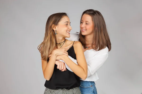 Due Ragazze Sorelle Amici Che Mostrano Affetto Affetto Sorridono Guardano — Foto Stock