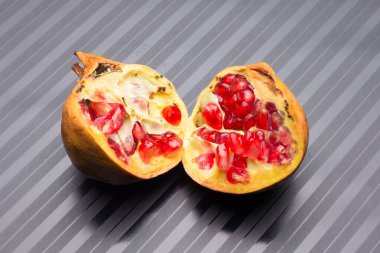 Açık nar, kırmızı, tatlı, gevrek ve lezzetli fasulyelerle dolu.