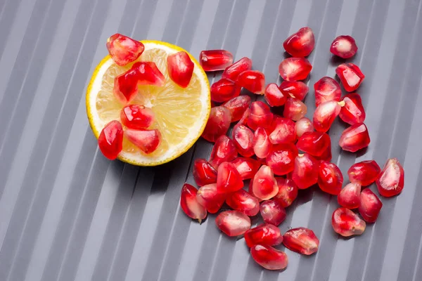 Pomegranate is a fruit rich in vitamins and antioxidants — Stock Photo, Image
