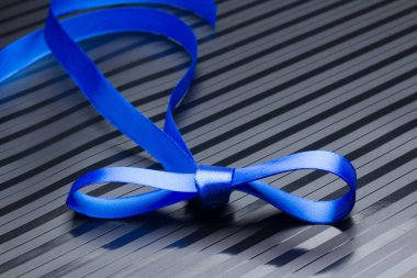 Hediyeleri süslemek için mavi kurdele