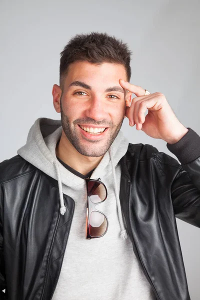 Retrato de un joven con muchas ojeras — Foto de Stock