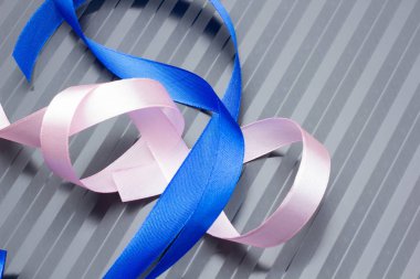 Hediyeleri süslemek için kumaş kurdeleler