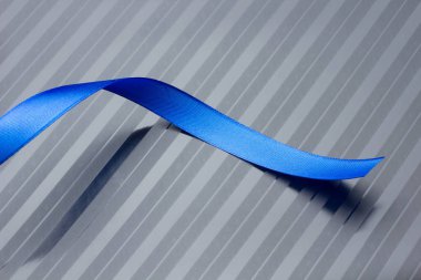 Hediyeleri süslemek için kumaş kurdeleler