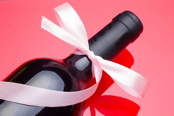 Botella de vino con arco de regalo — Foto de Stock