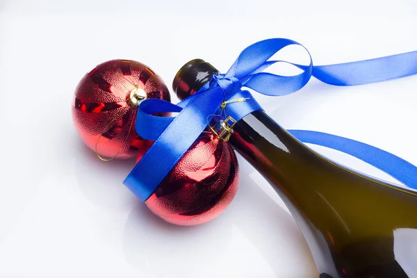 Botella de vino como regalo de Navidad — Foto de Stock