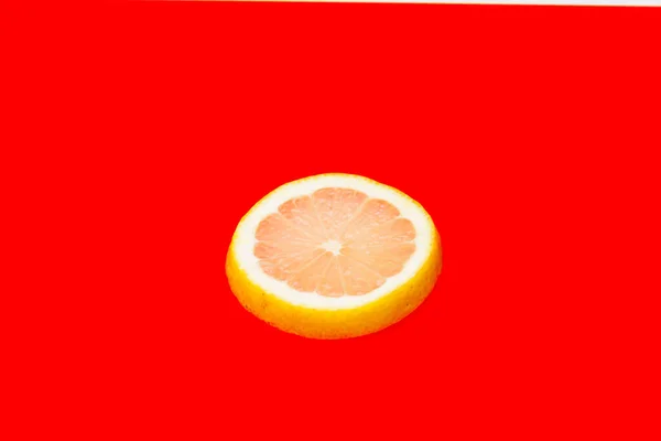 El limón está lleno de jugo y es rico en vitamina C —  Fotos de Stock