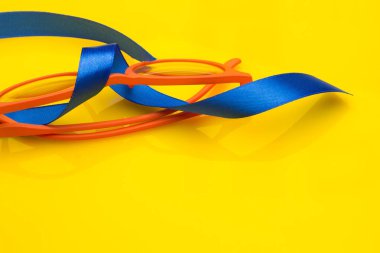 Renkli gözlük ve lensler hediye.