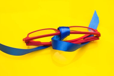 Renkli gözlük ve lensler hediye.