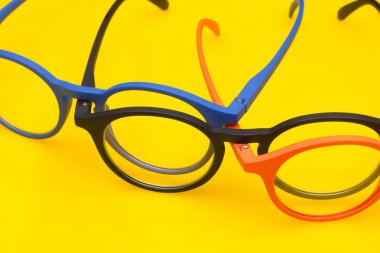 Renkli gözlük ve lensler hediye.