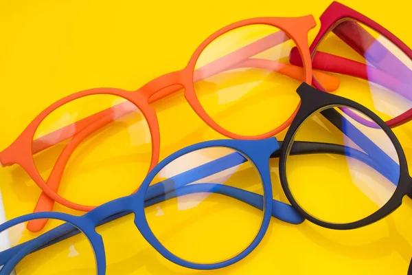 Barevné brýle a čočky rozdávat — Stock fotografie