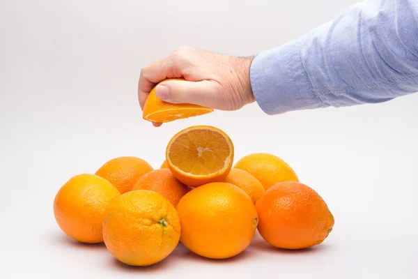 Oranje in de hand van een volwassene, het bereiden van een sap — Stockfoto