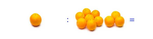 Verdeling, eenvoudige wiskundige bewerking; verdeling tussen sinaasappelen — Stockfoto