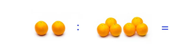 Bölme, basit matematiksel işlem; portakallar arasında bölme — Stok fotoğraf